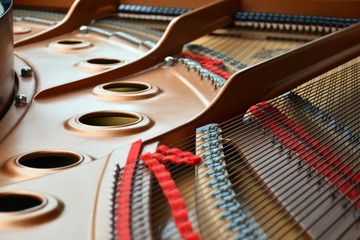 Interior y cuerdas de un piano de cola