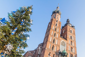 Obraz premium Christmas tree at the medieval square Rynek Glowny with St. Mary's Basilica in Krakow, Poland