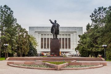 Naklejka premium BISHKEK, KYRGYZSTAN - MAY 6, 2017: Vladimir Lenin Statue in Bishkek, capital of Kyrgyzstan.