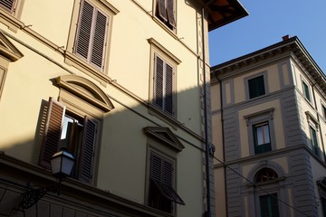 Fototapeta na wymiar Sombra en casas con persianas cerradas en Italia 