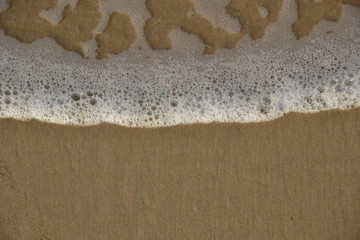 areia da beira da praia água do mar e conchas