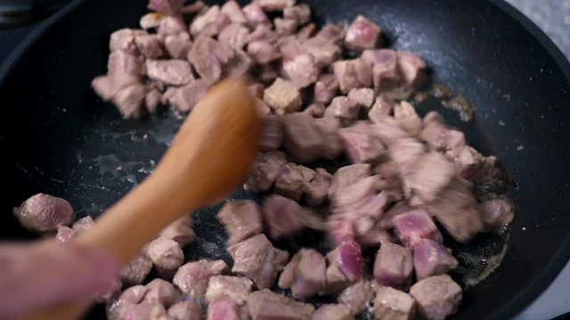 Put minced pork in a pan and stir-fry