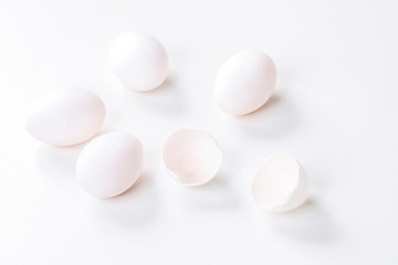 Obraz na płótnie Canvas 白背景に生卵が散らばっている egg
