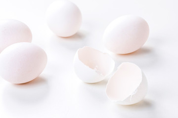 Fototapeta na wymiar 白背景に生卵が散らばっている egg