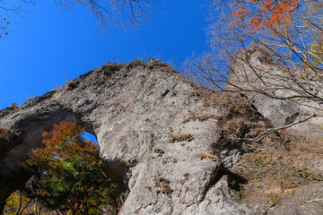妙義山の第一石門とイロハモミジの紅葉