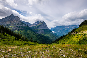 Fototapeta premium Driving the Going-to-the-Sun Road in Glacier National Park, Montana