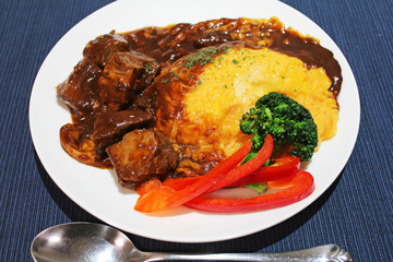 お肉たっぷりオムライス