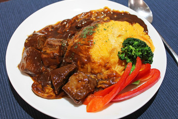 お肉たっぷりオムライス