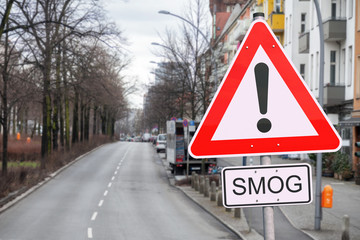 Smog - Luftverschmutzung - Verkehrsschild - Innenstadt