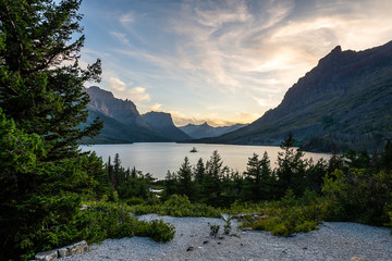 Naklejka premium Wyspa dzikich gęsi o zmierzchu