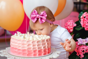 Obraz na płótnie Canvas little girl with birthday cake