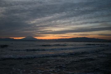 鵠沼海岸からの夕日の富士山