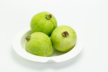 fruta guayaba sobre fondo blanco