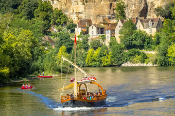 Gabarre sur la Dordogne à La Roque-Gageac, France 