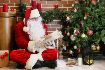 Obraz na płótnie Canvas Santa Claus with gifts Christmas tree