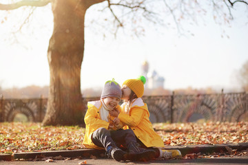 Fototapeta premium Children walk in the autumn park