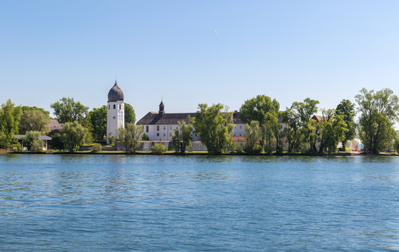 Kloster Abtei auf Frauenchiemsee Tele von Westen