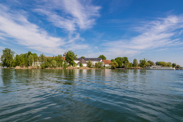Obraz premium Frauenchiemsee mit Kloster vom Wasser aus