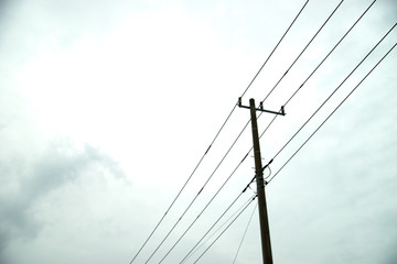 曇り・電線・電柱