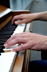 Obraz premium Hands playing the piano close up