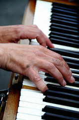 Obraz premium Hands playing the piano close up
