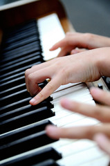 Obraz premium Hands playing the piano close up