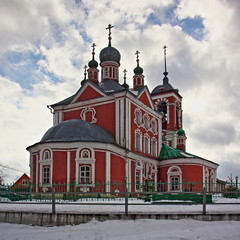Fototapeta na wymiar Sorokosvyatskaya church on embankment of Plescheevo lake in Pereslavl Zalessky on winter day, famous landmark of Golden Ring Russia