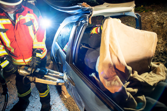 &Uuml;bung der Feuerwehr, Hilfeleistung einer verunfallten Person, T&uuml;r&ouml;ffnung mit Spreizer