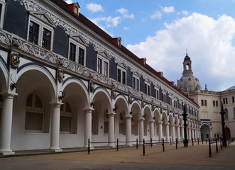 Der Innenhof und die Fassade vom Verkehrsmuseum in Dresden