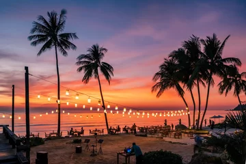 Fotobehang Prachtig uitzicht op de zonsondergang met palmbomen die reflecteren in het zwembad in een luxe eilandresort in Thailand © Mazur Travel