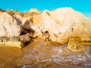 Couple sur la plage en Algarve au Portugal