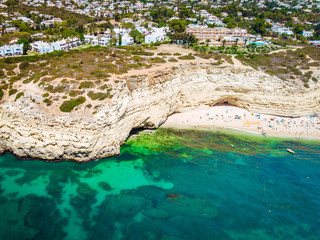 Plage de sable blanc et eau Turquoise au Portugal