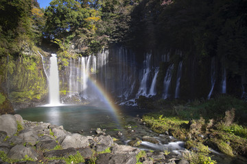 白糸の滝に虹がかかる