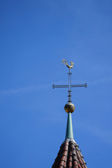Kirchturmspitze mit Kreuz und Wetterhahn