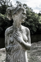 Fototapeta na wymiar statue d'une femme nue-3