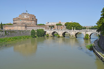 Fototapeta na wymiar Puente Sant Angelo sobre Rio Tiber, Roma Italia
