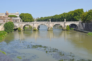 Puente Sant Angelo sobre Rio Tiber, Roma Italia