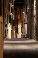 Gasse bei Nacht, Italien