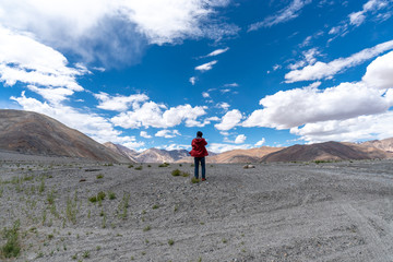 Obraz premium The tourist man shooting photo on beautiful view of mountains in Leh Ladakh, India