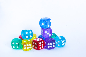 Rozrzucone kolorowe kostki do gry na białym tle, wieża z kostek, zbliżenie kostek do gry