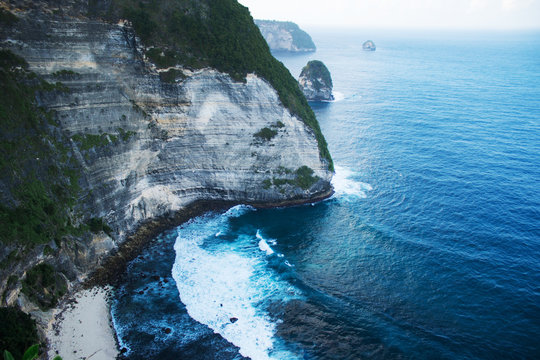 Amazing views of the famous Kelingking bech with a boat on the beach on Nusa Penida Island, Indonesia