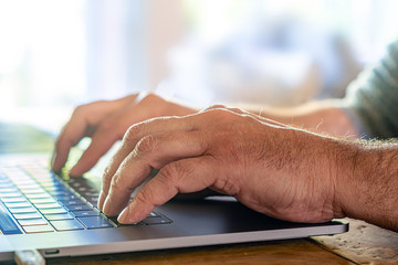 H&auml;nde arbeiten am Computer