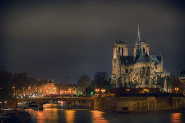 Fototapeta na wymiar Notre Dame de Paris at night