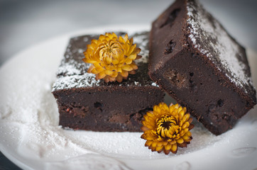 Brownies on applesauce and spelled flour with flowers