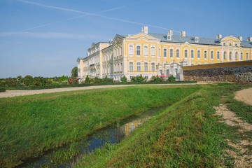 Obraz premium City Rundale, Latvia Republic. Park with old castle. Trees and walking area. Sep 9. 2019 Travel photo.