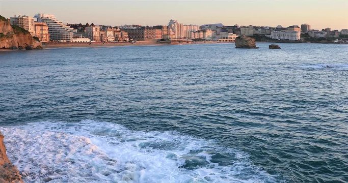 Coucher du soleil sur la plage de Biarritz , France.