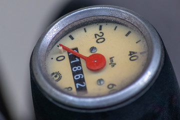 Alter Tachometer eines alten Motorrads zeigt schwache Leistung und PS-Zahl inklusive...