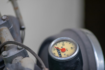 Alter Tachometer eines alten Motorrads, Krads oder Mofas mit roter Tachonadel und Kilometerstandsanzeige f&uuml;r Liebhaber und Sammler von Retro-Technik