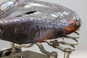 Maroder und verwitterter alter Fahrradsattel / Ledersattel mit komfortabler Federung aus Metallfedern sorgt für umweltfreundlichen Fahrspaß im Straßenverkehr ohne Abgase und emissionsfrei