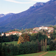 Fototapeta na wymiar Paesaggio con le palladiane villa Godi Malinverni e Villa Piovene nella collina di Lonedo di Lugo di Vicenza